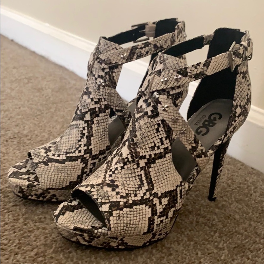 Guess snakeskin peep toe pumps